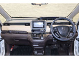 操作性に優れた運転席となります!小物入れや各ボタンの配置にこだわり、使いやすいです!座り心地もよく視認性も良好なのでロングドライブもお任せ下さい!