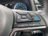 【プロパイロット】高速道路でアクセル、ブレーキ、ステアリング操作をクルマがサポート。高速走行におけるドライバーの負担を軽減します。その下には、携帯電話用ハンズフリースイッチが並びます。