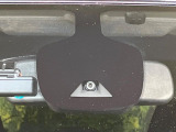 【エマージェンシーブレーキ】走行中に前方の車両等を認識し、衝突しそうな時は警報とブレーキで衝突回避と被害軽減をアシスト。より安全にドライブをお楽しみいただけます。