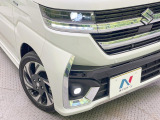 【LEDヘッドライト】悪天候や夜間走行時も良好な視界を確保し安心して運転できる高輝度LEDヘッドライトを装備!点灯速度が早く、消費電力も抑えられています。
