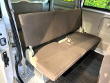 広々とした2列目シートは居住性が高く、居心地も快適!友達や家族とのお出かけにぴったりです。ベビーシートやチャイルドシート使用時も快適にお過ごしいただける十分な空間を確保しています。
