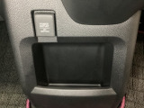 アクセサリーソケットはUSBのアダプターなどをつければ、スマホの充電にも使えます。周辺には物が置けるボックスがついています。