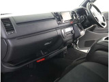 シックな色使いの運転席周りですね。すっきりとしたデザインで上品な色使いです。居心地の良い運転席長く座ってられるリラックスできるデザインがいいですね。