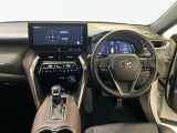 運転席周りのレイアウトをご覧ください。ナビゲーションが綺麗に装着されすっきり収まってますね!