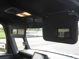 運転席と助手席にバニティミラーが付いています☆