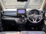 運転席周りになります。内装色はブラックです。