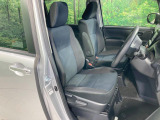 運転席まわりには十分なスペースがあり、大柄な方でもゆったり運転していただける環境です。
