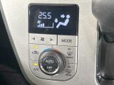 【オートエアコン】一度お好みの温度に設定すれば、車内の温度を検知し風量や温度を自動で調整。暑い&hellip;寒い&hellip;と何度もスイッチ操作をする必要はありません。快適な車内空間には必須の機能ですね♪