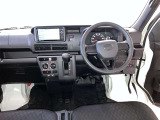 運転席周りのレイアウトをご覧ください。ナビゲーションが綺麗に装着されすっきり収まってますね!