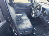 快適に運転できるドライブポジション!運転席シートリフターとシートスライドで、無理のない運転姿勢がとれます