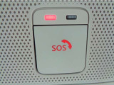 急病時や危険を感じた時、SOSコールスイッチを押すと専門のオペレータに繋がって、警察や消防への連携をサポートしてくれます。また、万が一の事故発生時には、エアバッグ展開と連動して自動通報します。別途契約要