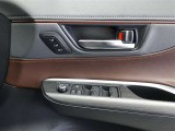 運転席シートポジションメモリーでスイッチを押すだけでシートが設定したポジションに動くので便利です!