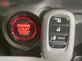 【Hondaスマートキー】カバンやポケットに入れたままでもドアの施錠・解錠が可能なスマートキーを装備。エンジンのオン・オフ時もカギを取り出す必要が無いからとっても便利です♪