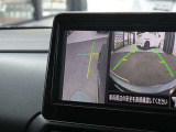 【サイドブラインドビューモニター】左前輪付近を拡大して道路端への幅寄せや狭い道での離合も安心して行えます。