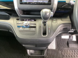足元スッキリ、インパネシフトです。パーキングブレーキはフットブレーキタイプなので、運転席と助手席の間がスッキリしています。