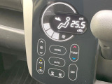 【オートエアコン】一度お好みの温度に設定すれば、車内の温度を検知し風量や温度を自動で調整。暑い&hellip;寒い&hellip;と何度もスイッチ操作をする必要はありません。快適な車内空間には必須の機能ですね♪