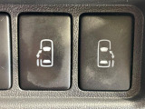 【両側パワースライドドア】スマートキーや運転席のスイッチで後席両側スライドドアの開閉が可能♪電動だから力を入れてドアを開ける必要が無く、小さなお子様でも簡単に開け閉めでき快適です♪