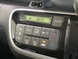 【オートエアコン】一度お好みの温度に設定すれば、車内の温度を検知し風量や温度を自動で調整。暑い&hellip;寒い&hellip;と何度もスイッチ操作をする必要はありません。快適な車内空間には必須の機能ですね♪