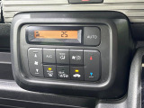 【オートエアコン】一度お好みの温度に設定すれば、車内の温度を検知し風量や温度を自動で調整。暑い&hellip;寒い&hellip;と何度もスイッチ操作をする必要はありません。快適な車内空間には必須の機能ですね♪