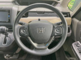 インテリアに合わせたデザインのステアリングは、運転される方のことも考え、運転しやすい形状、大きさです。是非一度、実際に触ってお確かめください。