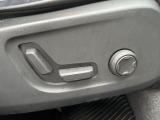 【運転席パワーシート】リクライニングからシートリフターまで、スイッチ一つで簡単にシートの微調整が可能!自分に最適なシートポジションにセットして、快適なドライブをお楽しみください。