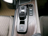 オートブレーキホールド。信号待ちなどの停車時に、ブレーキペダルを不に続けなくていなくても自動的にブレーキ力がキープされる機能です。アクセルペダルを踏めば、ブレーキが解除され発進が可能です。