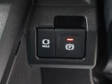 「HOLD」スイッチを押し、システムONの状態にしておくことで、ブレーキペダルから足を離しても、ブレーキランプが点灯したままブレーキを保持します。