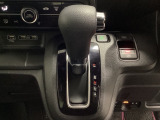 CVT車のセレクトレバーです。低速から高速まで、変速ショックのないスムーズな走りと、エンジン効率のよい領域を維持して燃費にも貢献します。サイドブレーキはスイッチ操作の電子制御パーキングブレーキです。