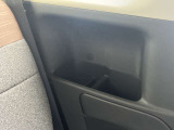 後席にはスマホ収納を兼ねた大きなドリンクホルダー装備しております。