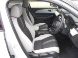 シートはグレージュコンビシートです☆運転席は視界も良くゆったりとしています☆