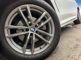 ●純正19インチアルミホイール:輸入車ならではの卓越した走りを支えるホイールと足回りです!日本車の走りに慣れている方にもぜひ体感して頂きたいほど、高いレベルでまとまっています!