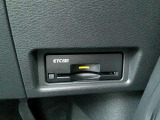運転席から手の届く位置に ETC2.0付いております。高速道路の料金所もスムーズに通過できますよ♪