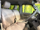運転席まわりには十分なスペースがあり、大柄な方でもゆったり運転していただける環境です。