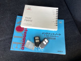 メンテナンスノート【整備記録簿】、取説も揃っています。スマートキーはバッグなどにしまったままボタン操作でエンジンの始動・停止ができて大変便利です。
