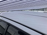 ルーフに、1cm〜5cmほどのへこみが複数ある車両となっております。