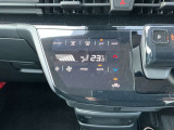 オートエアコン付き♪温度調整、風量調整も自動でしてくれますから、車内はいつも快適空間でございます!想像以上に便利な装備なんですよ☆