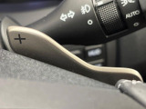 【パドルシフト】ハンドルから手を離さずに素早くシフトアップ&ダウンができるので、エンジンブレーキを使う下り坂や高速道路の合流で加速したい場面で役立ちます。