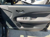 全席パワーウィンドウ装備です。運転席はオートになっているのでワンタッチ開閉することが出来ます。