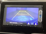リバースギアに入れるだけで後方の表示へ切り替わります。夜間や雨の日の駐車も楽になりますよ。