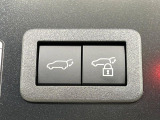 【パワーバックドア】スマートキーや運転席のボタンを押すだけでリアゲートが自動で開閉します!荷物を持っている時や、高い位置にあるバックドアを閉める際に便利な機能です♪