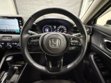 ハンドルにHondaセンシング系のクルーズコントロールやレーンキープアシストなどのスイッチと、オーディオの操作スイッチが装備されています。ハンドルから手を離さず安全に操作できます。