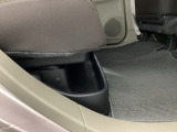 後部座席の足元にあるトレーは、転がりやすい傘などを収納するのにとても便利。