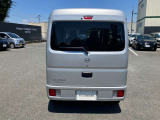 後部座席はプライバシーガラスとなっています。座っている人や置いてある荷物が見えにくくなっているのでプライバシーの確保が出来ます。ぜひ見て確認してみて下さい