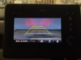 【バックカメラ】運転が苦手な方も車庫入れラクラクです!ギアをリバースに入れれば自動的に切り換わりますので、面倒な操作は不要です♪狭い駐車場もお車を傷つけず安心ですね!