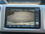 バックモニター装備。画面にて後方の確認が行えるので、バック駐車や車庫入れの際には重宝します。車の運転に慣れない方でも安心のガイドライン表示機能付。