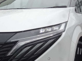 【アダプティブLEDヘッドライト】夜間走行時対向車を感知し、対向車がいるところだけ自動でハイビームの切り替えをしてくれるので、良好な視界を確保し安心して運転できます☆