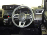 運転席まわりです。 各操作スイッチは使いやすい位置に配置されてます。