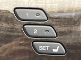【メモリー機能付きパワーシート】ドライバーごとに設定したシート位置を記憶して、ボタン一つで切り替えできる便利な機能!運転する方が複数名いらっしゃるご家庭におすすめです♪