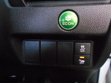 燃費を抑えるECON、横滑りを防ぐVSA等のスイッチ類は運転席の右側、手の届きやすい位置にあります。