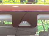 【スマートアシスト】走行中に前方の車両等を認識し、衝突しそうな時は警報とブレーキで衝突回避と被害軽減をアシスト。より安全にドライブをお楽しみいただけます。